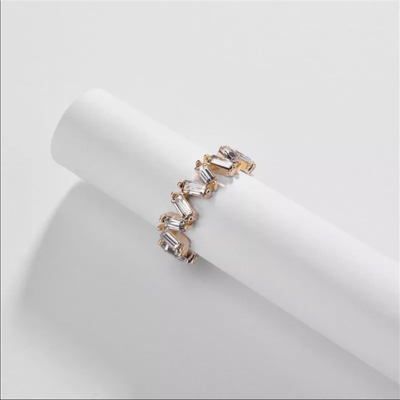 Jewelry - NEW! Trendy ring size 8